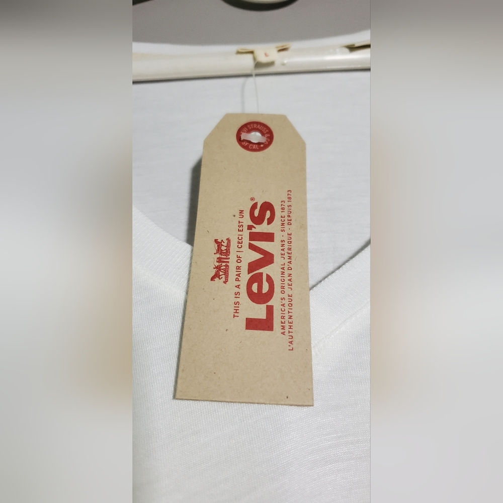 NWT Medium & Large Levi's Women's White V-Neck T-Shirt Relaxed Fit - Picture 6 of 16
